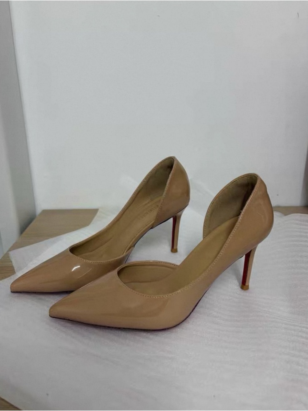 Pointed Nude Patent Pumps with Slim Heel